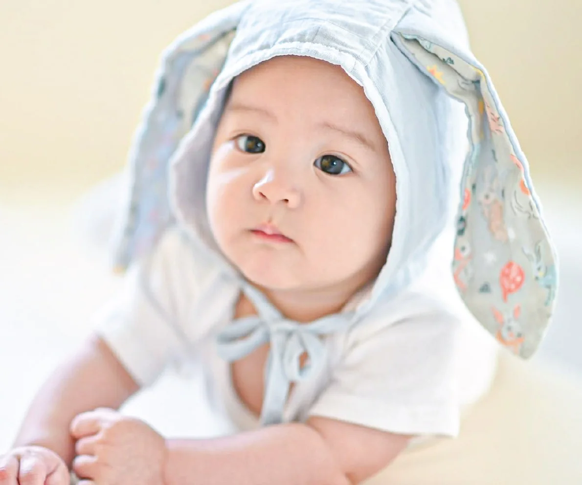 ลูกน้อยในชุดฮู้ดหูกระต่ายของ Baby & Co.
